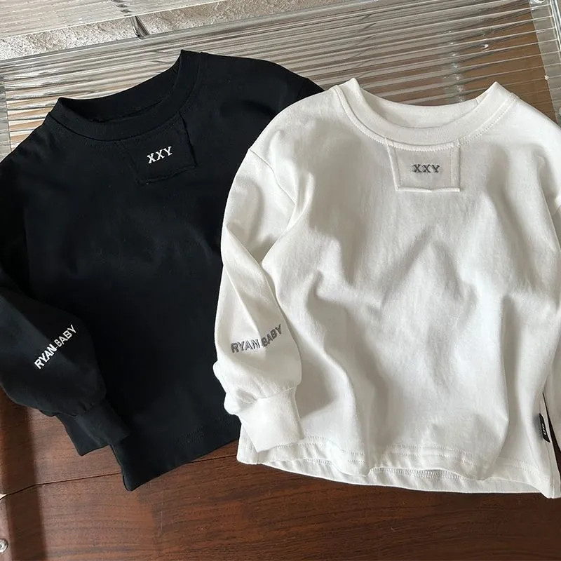 เด็กแขนยาวเสื้อยืดผ้าฝ้ายแท้หลวมฤดูใบไม้ผลิฤดูใบไม้ร่วงสไตล์เด็กชายตัวอักษรสีขาว