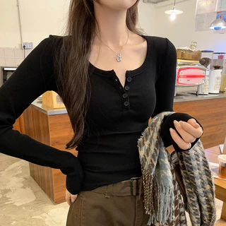 เสื้อยืดแขนยาวผ้าร่อง ผ้าไม่หนาไม่บางมาก ใส่สบายไม่ร้อน ตัวผ้ายืดได้ กระดุมใช้งานได้จริง คอปลก มีให้เลือกหลายสี