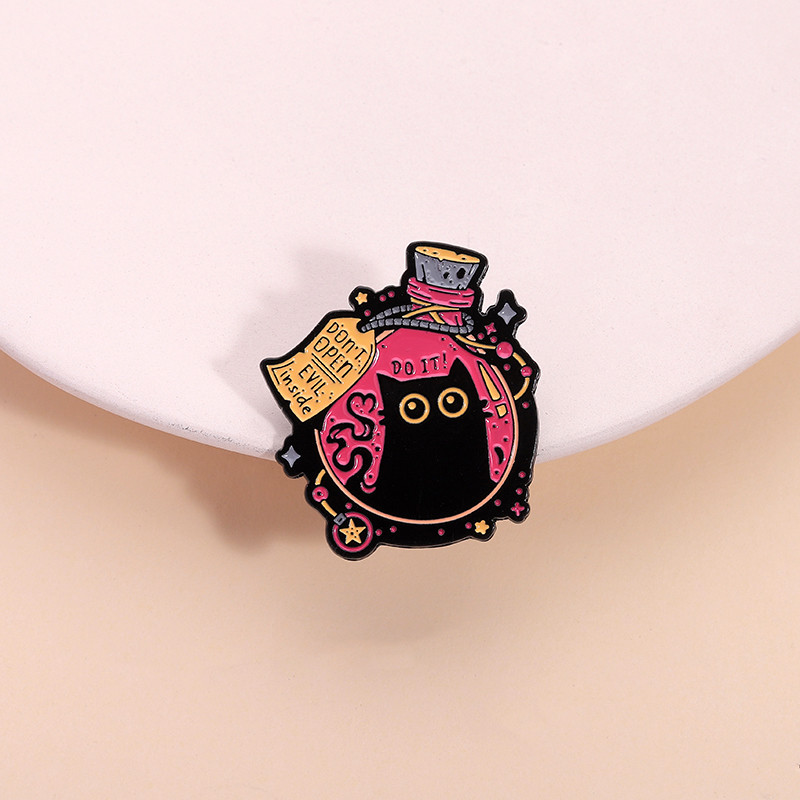 Creative Magic Potion ขวดเคลือบเข็มกลัดการ์ตูนแมวดํา Evil ป้ายโลหะเสื้อผ้า Lapel Pin อุปกรณ์เสริมเครื่องประดับของขวัญ