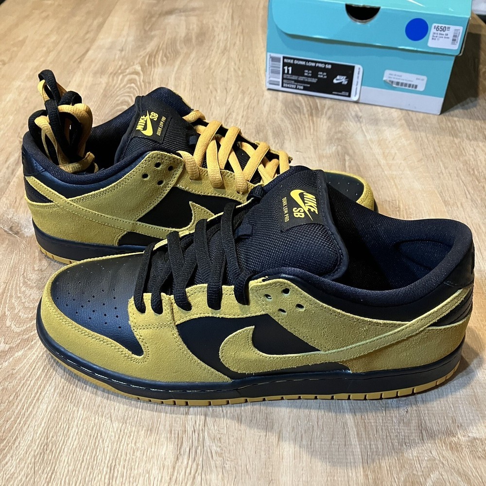 Nike SB Dunk Low Iowa MensBrand New DS Yellow Black Suede 304292-706