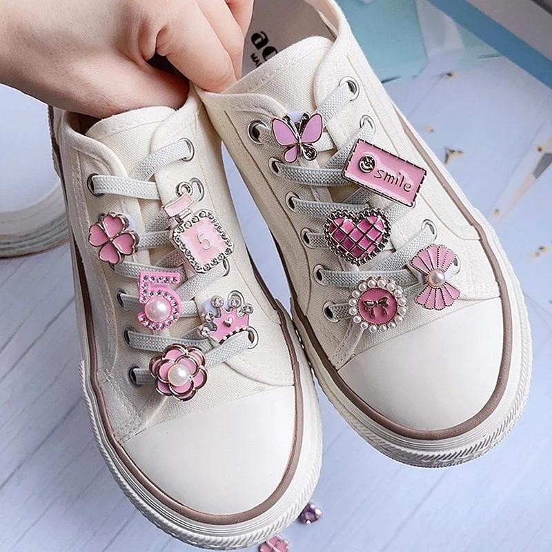ใหม่ 1 ชิ้นสาวสีชมพูเชือกผูกรองเท้า Charm หัวเข็มขัดรองเท้า Laces Charms สําหรับรองเท้าผ้าใบตกแต่งแฟชั่น DIY Shoelaces อุปกรณ์เสริม
