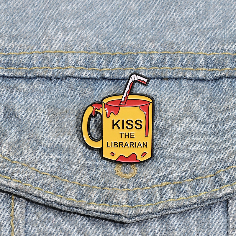 การ์ตูนถ้วยรูปเข็มกลัดkiss The Librarian FunnyText Badge เสื้อผ้ากระเป๋าเป้สะพายหลังอุปกรณ์เสริมเครื่องประดับของขวัญสําหรับเพื่อน