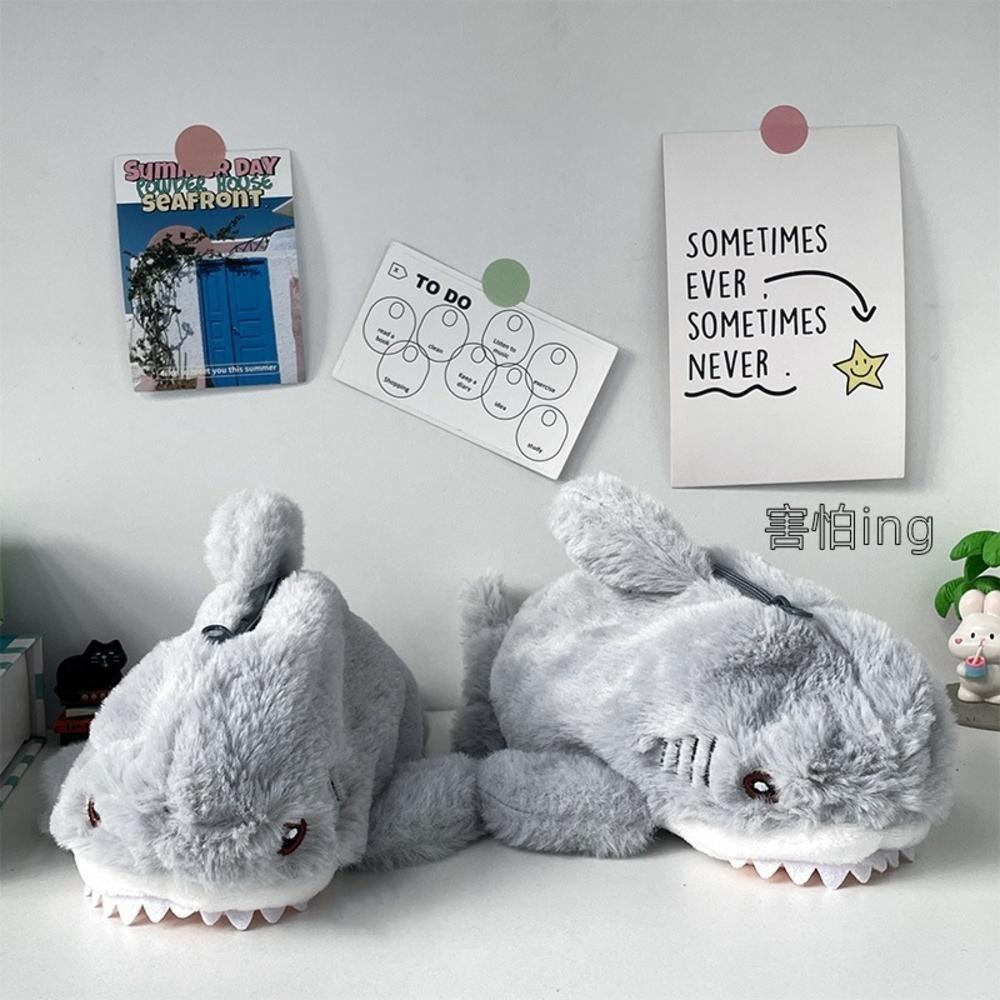 น่ารักตุ๊กตาฉลามกรณีดินสอปากกาตุ๊กตาสัตว์น่ารักกระเป๋าดินสอซิปเครื่องเขียนออแกไนเซอร์สําหรับนักเรียนกลับไปที่อุปกรณ์การเรียนสํานักงานวันเกิดจบการศึกษาชายของข