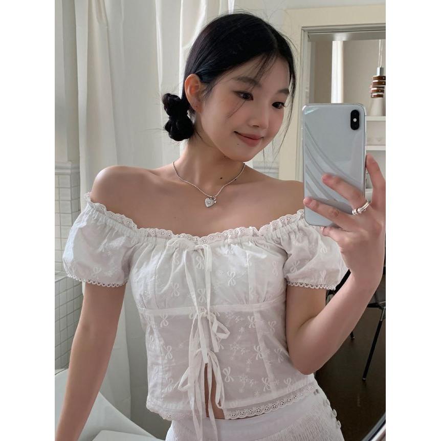 เสื้อผู้หญิงหนึ่งไหล่แขนสั้น สไตล์ฝรั่งเศส สง่างาม สีขาบ ลูกไม้