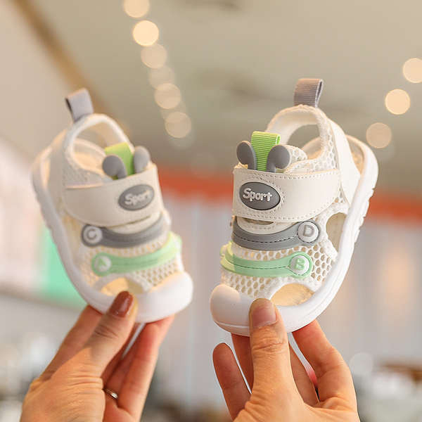 รองเท้ามีไฟ crocs แท้เด็ก รองเท้าเด็กวัยหัดเดินสำหรับเด็กผู้หญิงรองเท้าแตะเด็กแบบใหม่ฤดูร้อนรองเท้าป