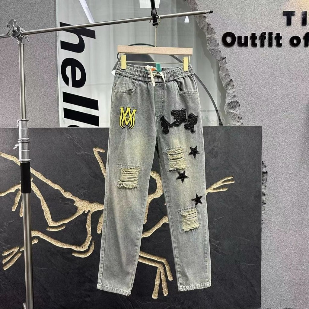 美式高街网红同款AM金标刺绣牛仔裤男百搭刺绣小脚学生直筒长裤潮American-style high street net red with AM gold standard embroidery c