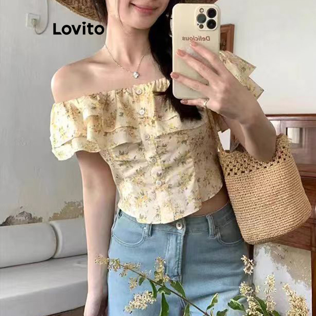 Lovito เสื้อเบลาส์ผู้หญิง ลายดอกไม้ เปิดไหล่ แต่งระบาย มีกระดุม สไตล์ลำลอง LNE67297