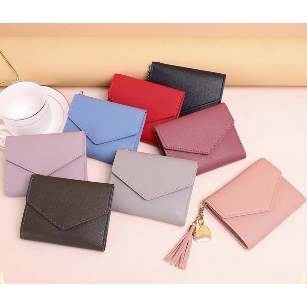 กระเป๋าสตางค์3พับสีพื้น สามเหลี่ยม แต่งพู่ห้อยหัวใจน่ารักๆ มี7สีให้เลือก มาใหม่