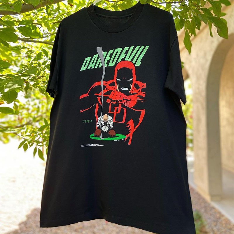 Cotton DAREDEVIL (DAREDEVIL) เสื้อยืดธีม: ถ่ายภาพโลโก้ DAREDEVEL พร้อมธีม "DAREDEVIL" สไตล์เท่และที่