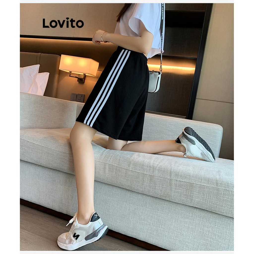 Lovito กางเกงขาสั้นกีฬาพื้นฐานที่สง่างามเรียบง่ายสำหรับผู้หญิง LNE70620
