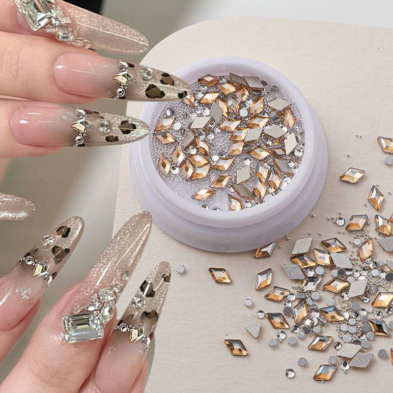 แชมเปญโปร่งแสงเล็บ Rhinestones ผสมรูป Mini Rhombus เล็บ Charms ประกาย 3D ตกแต่งเล็บ
