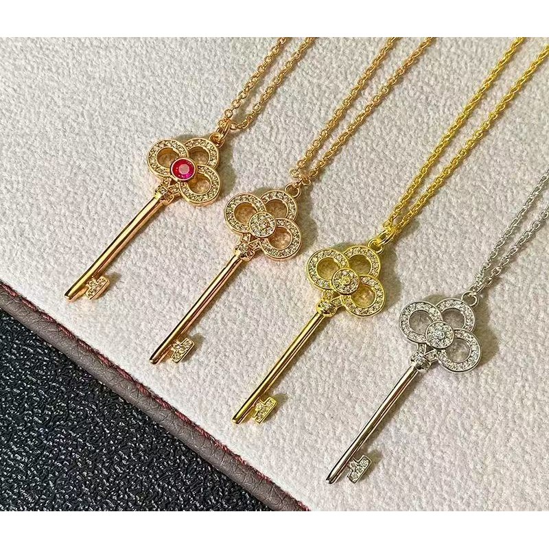 V Gold รุ่นสูงหรูหราหัวใจ Crown Key สร้อยคอผู้หญิงแฟชั่น All-Match Influencer เพชรเต็มผู้หญิงเสื้อกันหนาว