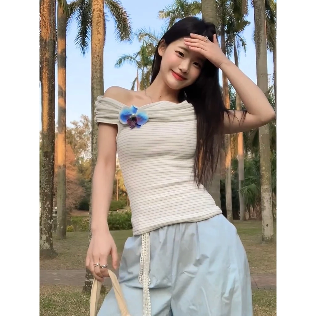 เสื้อยืดผู้หญิงเปิดไหล่แขนกุดลายดอกไม้ thumbnail 5