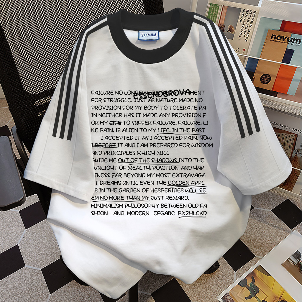 เสื้อยืดแขนสั้นฤดูร้อนลายอักษรสามแถบผ้าฝ้ายแท้100% ทรงหลวมสไตล์เกาหลีแมทช์ลุคง่ายเสื้อสำหรับผู้ชายและผู้หญิง INS แบรนด์แ