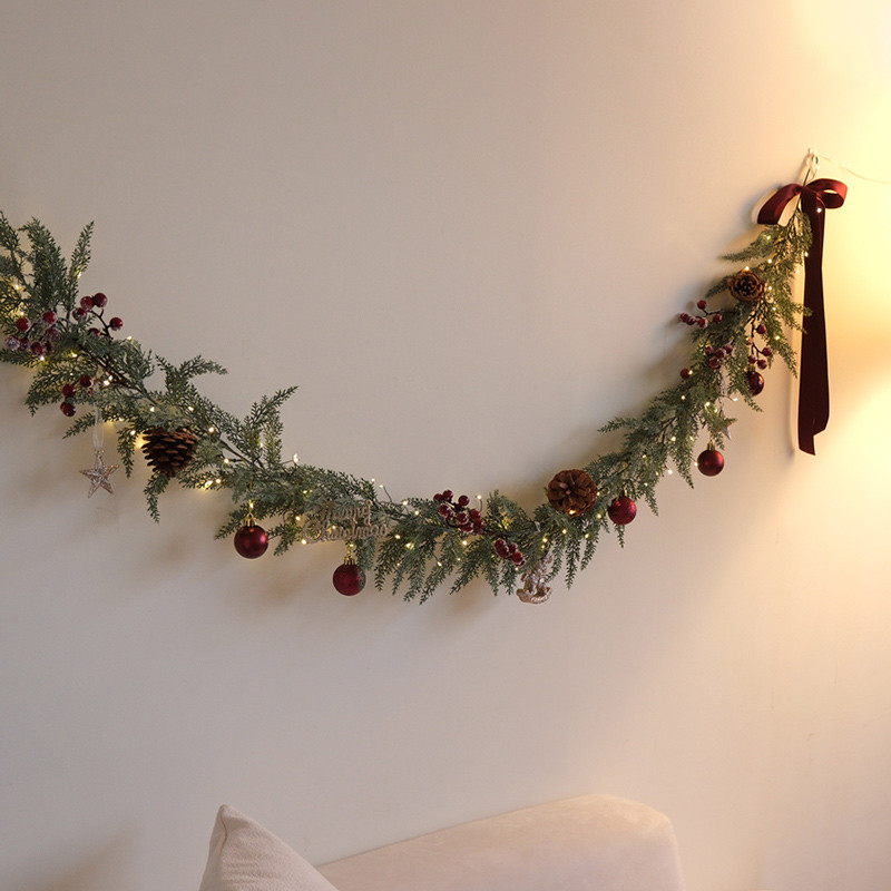 หวายเทียมคริสต์มาสพร้อมพวงมาลัย LED ที่สมจริงฤดูหนาว Greenery Pine Garland สําหรับงานแต่งงานหน้าแรกตกแต่งคริสต์มาส