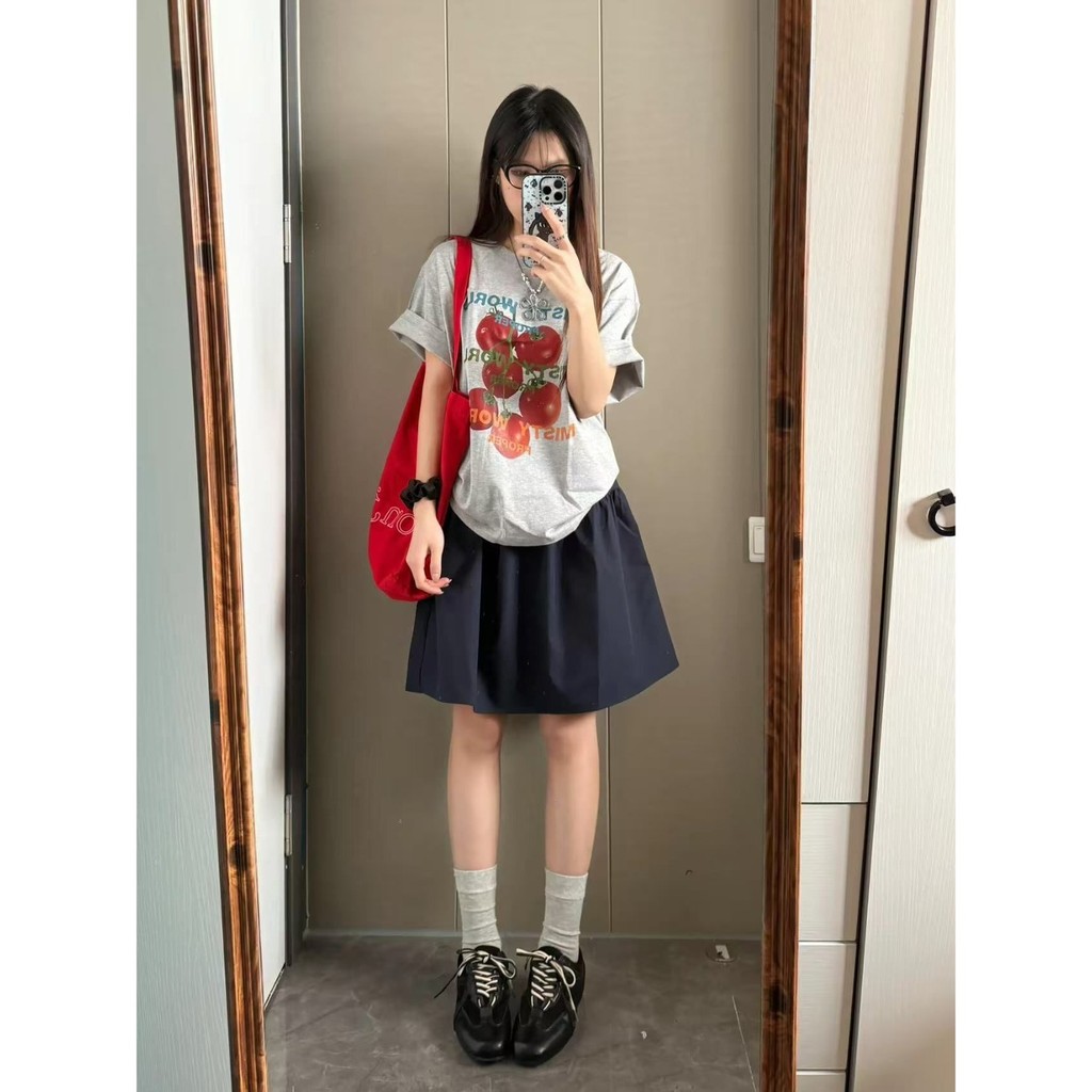 2025 เสื้อยืดแขนสั้นผู้ชายและผู้หญิงแฟชั่นเกาหลีรุ่นใหม่ฤดูร้อนพิมพ์มะเขือเทศ สบายและระบายอากาศได้ สีพื้น คอกลม
