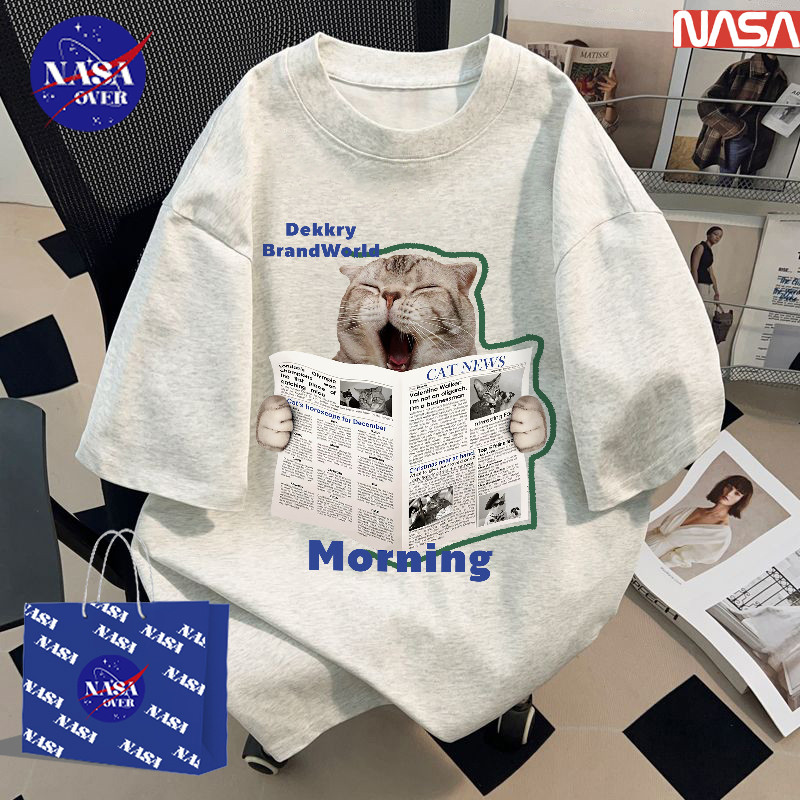 NASA✨สไตล์เกาหลีแฟชั่น✨เสื้อยืดโอเวอร์ไซส์แขนสั้นสำหรับผู้หญิงลายพิมพ์แมวน้อยจากหนังสือพิมพ์คอตตอนคอวงรุ่น 🌟🌸 YG404
