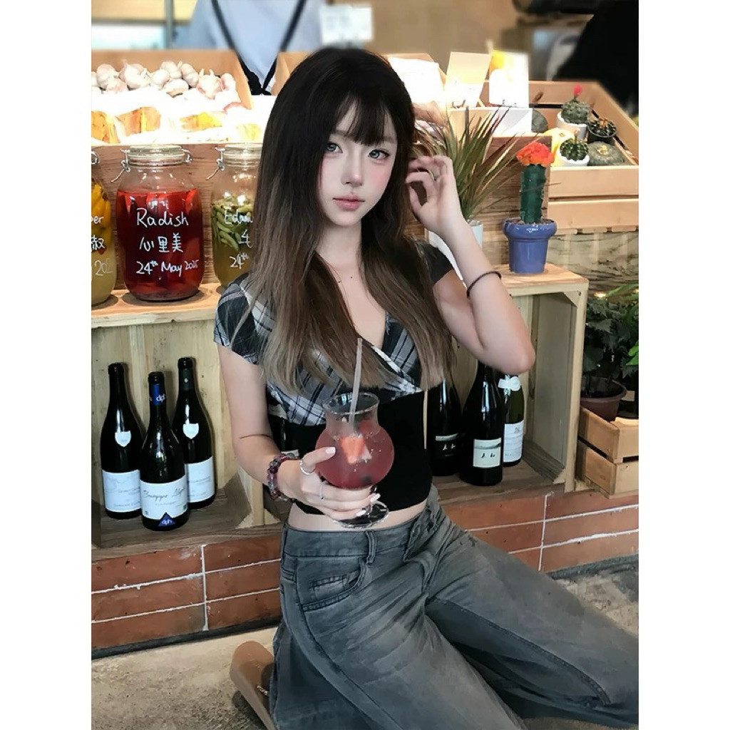 LISA 🕸พร้อมส่ง🌑เสื้อยืดแขนสั้นผู้หญิงต เสื้อครอปทรงรัดรูป  สีดำ คอวี ไขว้ พิมพ์ลายสก๊อแฟชั่นย้อนยุคสไตล์อเมริกัน ผ้าดี - รูปที่ 2