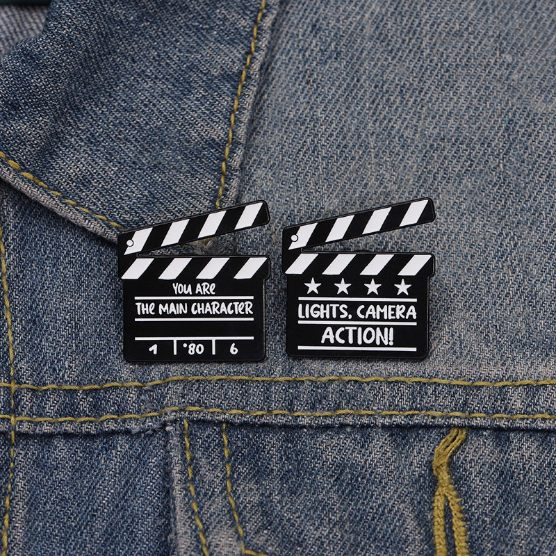 อุปกรณ์ประกอบฉากภาพยนตร์การ์ตูน Clapperboard Lights กล้องแอคชั่น! ข้อความความประโยคสั้นเข็มกลัดเคลือบแฟชั่นเสื้อผ้าอุปกรณ์เสริมของขวัญเครื่องประดับสําหรับเพื่อน