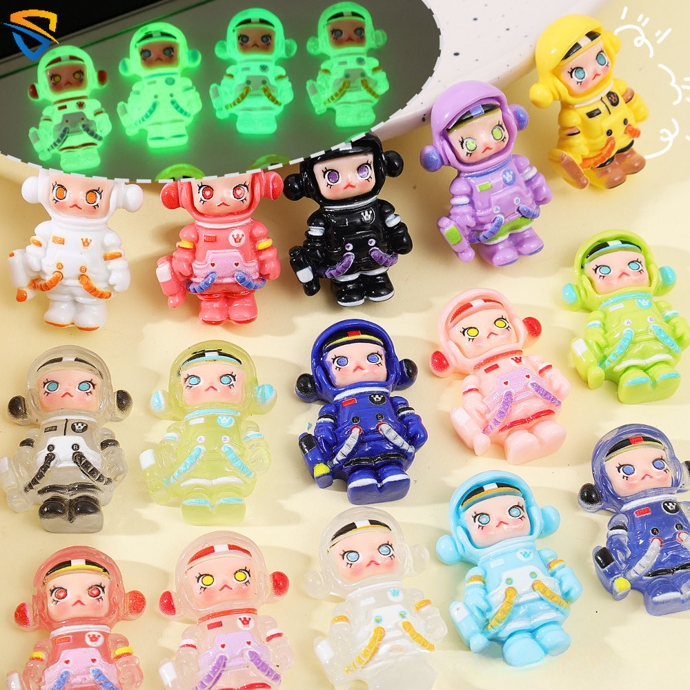 การ์ตูนส่องสว่างมอลลี่นักบินอวกาศงานฝีมือเรซินรูปเครื่องประดับเรืองแสงในที่มืดแบนกลับแพทช์ตุ๊กตาสําหรับโทรศัพท์กรณีกิ๊บตกแต่ง