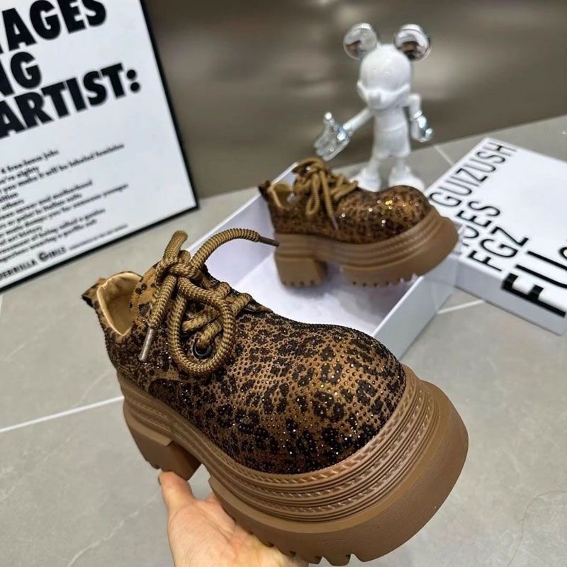 Fried Street 2025 ฤดูใบไม้ผลิรองเท้าสั้น Rhinestone All-Match รองเท้าไม่มีส้นเพชรแฟชั่นเสือดาวพิมพ์ห