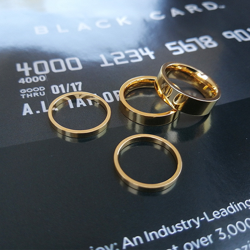 เหล็กไทเทเนียมญี่ปุ่นและเกาหลี18K แหวนเรียบง่ายสีทอง ins แหวนสแตนเลสแบบเรียบสำหรับผู้ชายและผู้หญิง r359