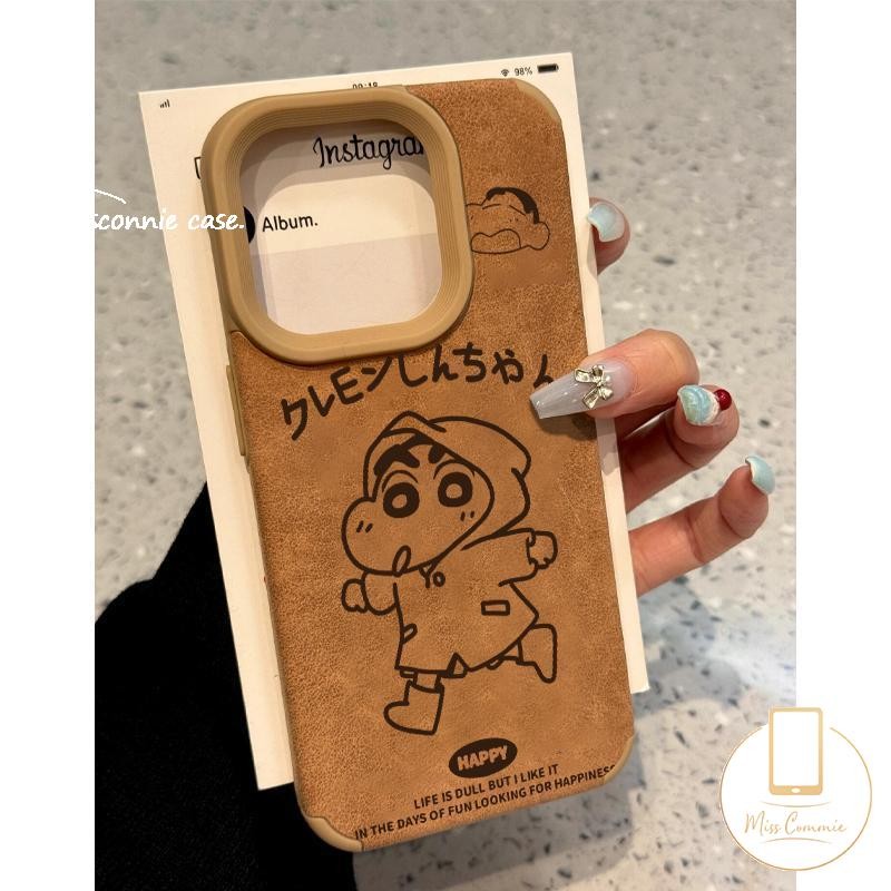 Art การ์ตูนน่ารัก Doodle Vintage Crayon Shin-chan สําหรับ IPhone 15 13 11 16 14 12 Pro Max 13 16 15 Plus 16 13 15 Pro หรูหราหนัง Feather Texture นุ่มคู่กรณี