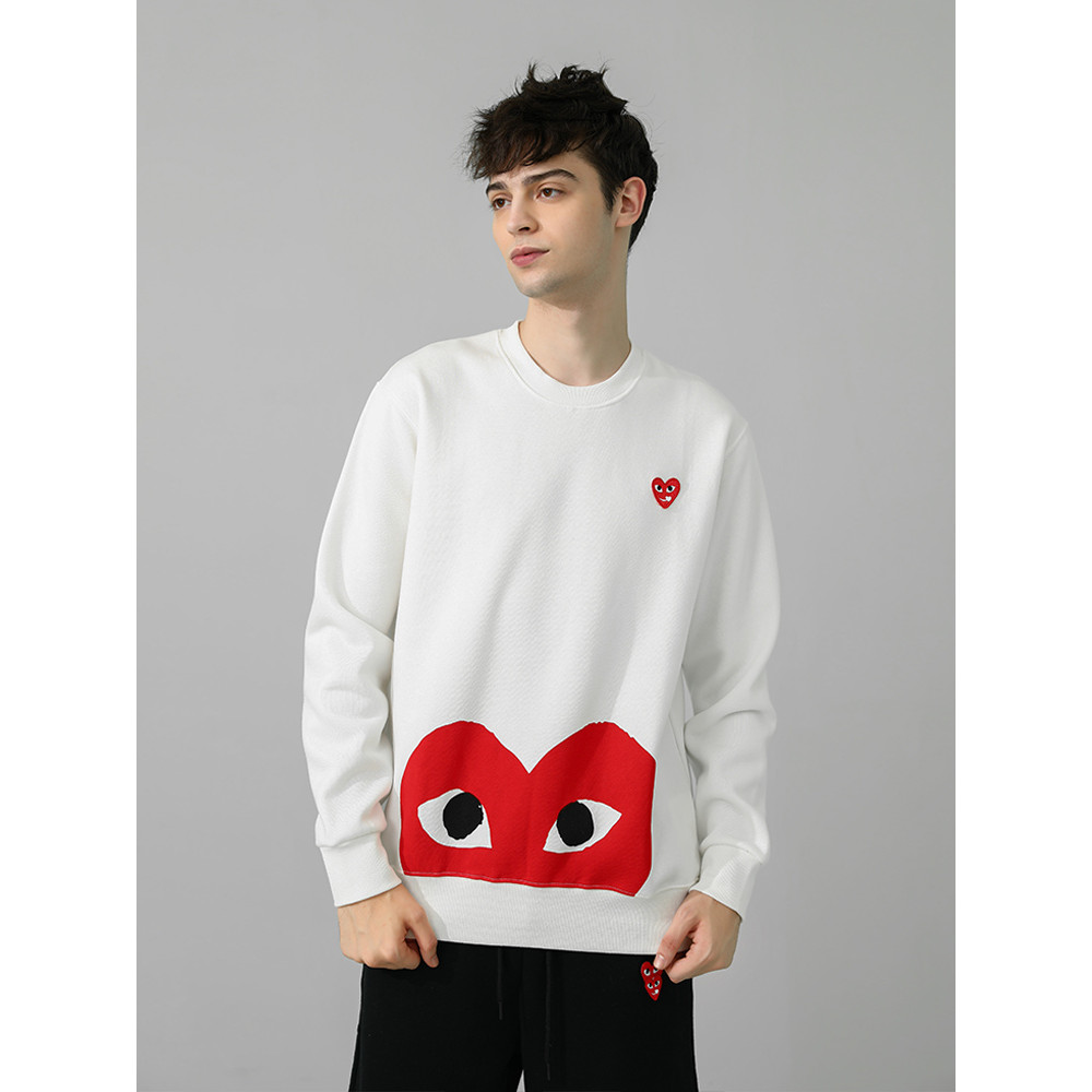 C CDG P L AY เสื้อสเวตเตอร์คอกลมผู้ชายผู้หญิงฤดูใบไม้ร่วงฤดูหนาวการออกแบบสไตล์ใหม่ Niche Half Red Heart Jacket อินเทรนด์