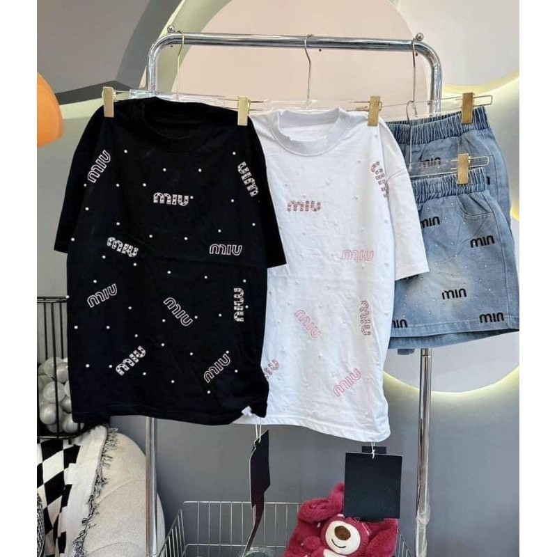GN พร้อมส่ง งาน 2 ชิ้นเสื้อแขนสั้นงานรีดเพชรโลโก้แบรนด์คู่กับกางเกงยีนส์เทียมสกรีนลายงานสวยเข้าชุดกัน