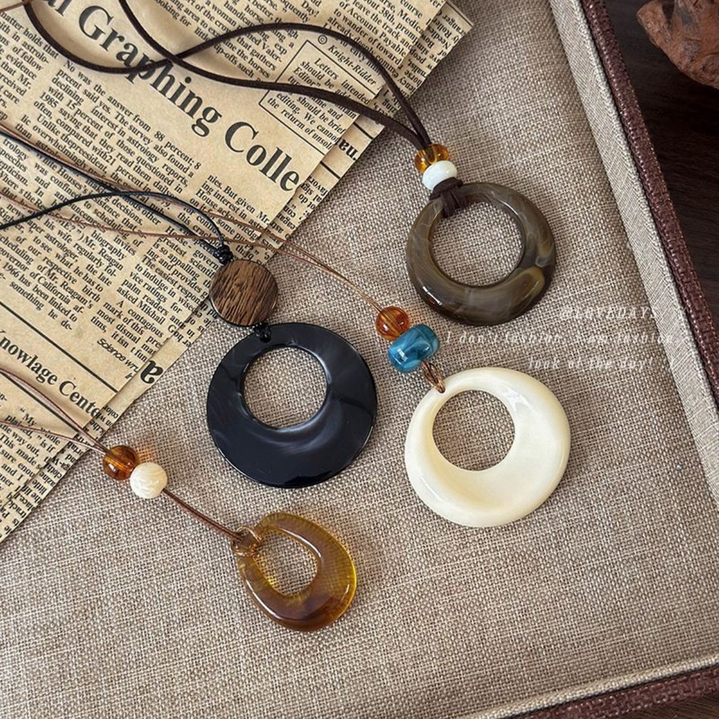 อิน สาวเกาหลีเชือกสีดําแหวนจี้สร้อยคอยาวใหม่จีนชาติพันธุ์ส่วนบุคคลที่เรียบง่ายปรับกระดูกไหปลาร้าโซ่ผู้ชายผู้หญิงย้อนยุคแฟชั่นอุปกรณ์เครื