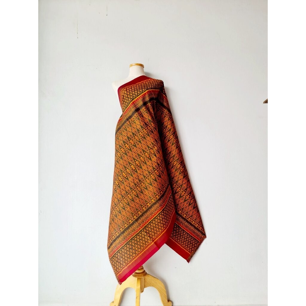 ซิ่น ผ้าไหมมัดหมี่ 3ตะกอ ขนาด 1x2เมตร พื้นสีแดง สีส้ม รหัส R2Q-119-MM3F35