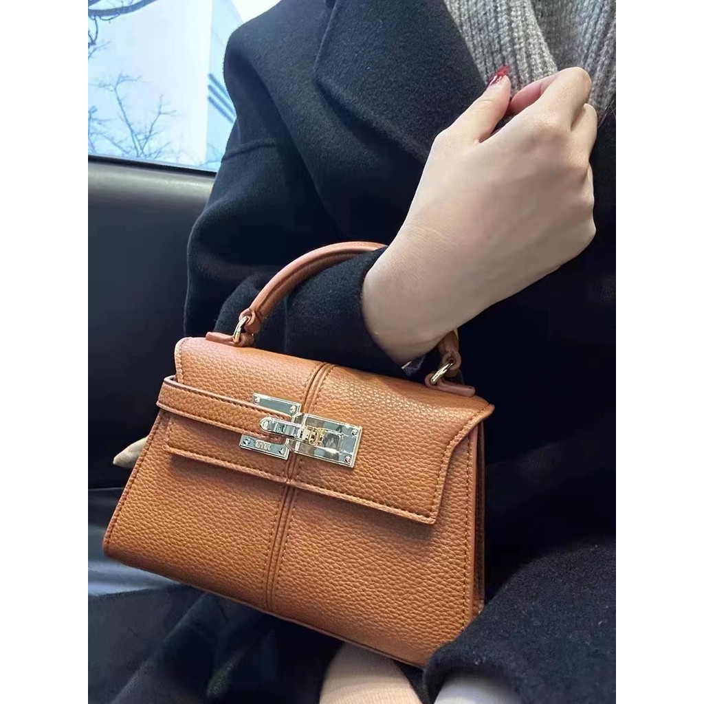JW PEI กระเป๋าใบเล็กหนังสี่เหลี่ยมคางหมูหนังแท้ไหล่เดียว