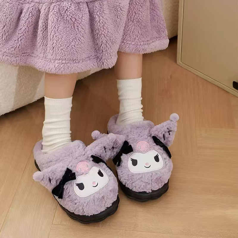 SANRIO ซานริโอ ทํานอง คุโรมิ รองเท้าแตะผ้าฝ้ายสําหรับผู้หญิง 2024 ฤดูหนาวตุ๊กตาอบอุ่นการ์ตูนรองเท้าบ้าน
