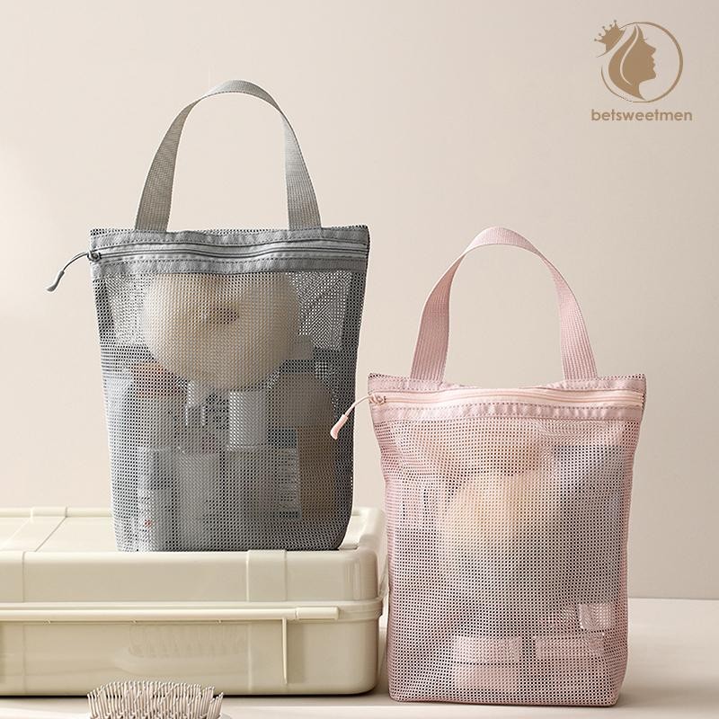 [PE] 23x26 ซม. กระเป๋าใส่อุปกรณ์อาบน้ําแบบพกพาพร้อมที่จับที่มีประโยชน์ขนาดใหญ่ความจุตาข่ายถุงเก็บแป้งกระเป๋าแต่งหน้าสําหรับการเดินทางเพื่อธุรกิจ Travel TH