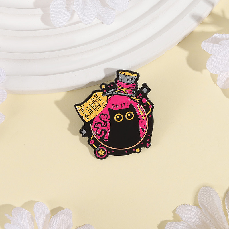 ความชั่วร้ายบรรจุขวดแมวดําเคลือบเข็มหมุดสัตว์ตลกตราเข็มกลัดปกโลหะสําหรับเป้สะพายหลัง - รูปที่ 4