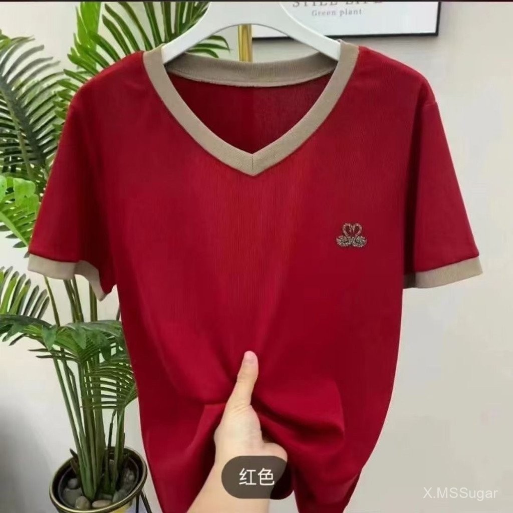 ขนาดใหญ่ เสื้อยืดแขนสั้นคอวียืดหยุ่นสำหรับผู้หญิง 2025 ใหม่ ฤดูร้อน เสื้อพัลโลเวอร์ที่เข้ารูปและใช้งานได้หลากหลาย
