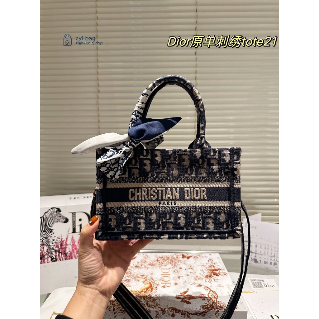 D-new book tote กระเป๋าถือผู้หญิง กระเป๋าสะพาย กระเป๋าสะพายข้าง (พร้อมกล่อง)
