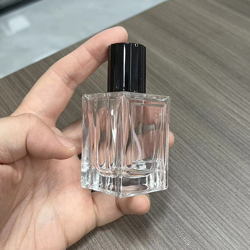 ขวดสเปรย์น้ําหอมเกรดสูงขนาด 30 มล. Square แก้วใสเปล่าตัวอย่างรีฟิลระดับไฮเอนด์