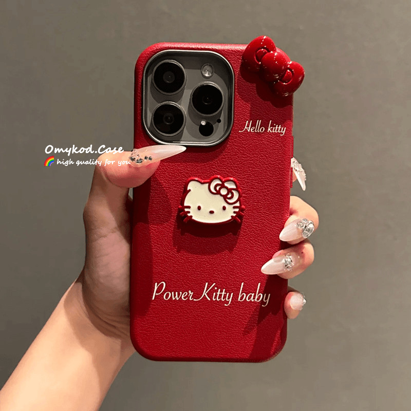 เปลือกนุ่มหนังเข้ากันได้สําหรับ IPhone 16 15 14 13 12 11 Pro Max X XR Xs Max 7 6 6s Plus INS สไตล์ Hello Kitty ตุ๊กตาข้อความไวน์แดงเคสโทรศัพท์ Anti Drop ป้องกันปกหลัง