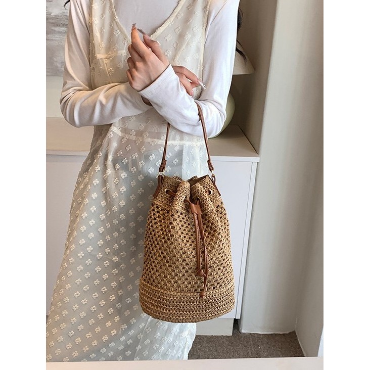 กระเป๋าสาน Bucket bag ทรงจีบ สายหนัง มีสายยาว P125