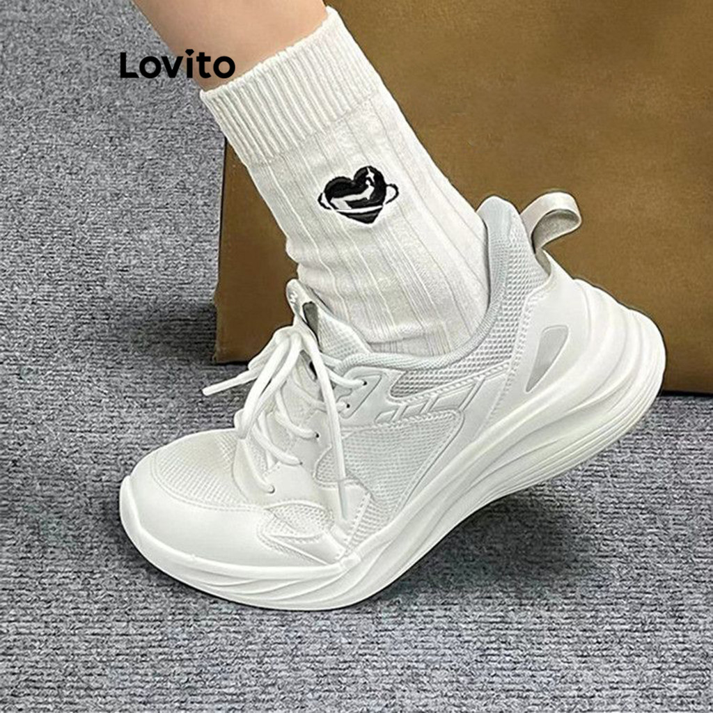 Lovito รองเท้าผ้าใบสีขาวน้ำหนักเบาสำหรับเดินทางสำหรับผู้หญิง LFA55326