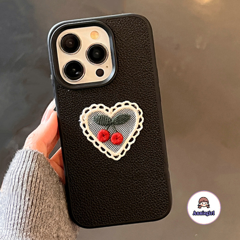 Ins เย็บปักถักร้อย Love Cherry หนังเคสโทรศัพท์สําหรับ IPhone 11 15 16 Pro Max 12 14 13 Promax สีดําป้องกันสิ่งสกปรกกันกระแทกนุ่ม TPU โทรศัพท์ปกหลัง