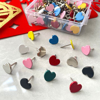 หมุดโลหะสำนักงาน 100 ชิ้น รูปหัวใจสีสันสดใส ตกแต่งผนังภาพถ่า…