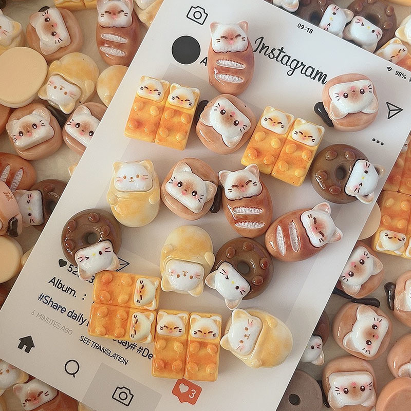 ของเล่นแมวขนมปังการ์ตูนเรซิน DIY อุปกรณ์เสริม คลิปผม รูตู้เย็น รองเท้า ชิ้นส่วนตกแต่งดอกไม้ 100 ชิ้นในสต็อก