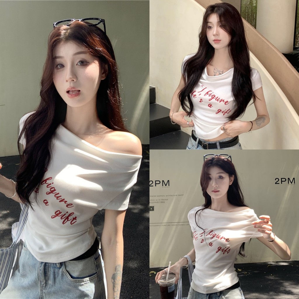 🍇Evelyn🍇เสื้อแขนสั้น เปิดไหล สีขาว ดีเทลสกีนตัวอักษร เสื้อยืดผู้หญิง เข้ารูป สไตล์เกาหลี ใส่สบาย แฟชั่น#FYB15