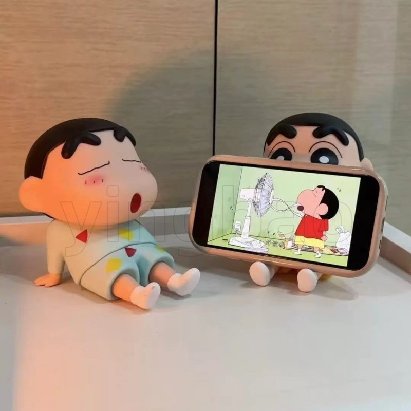Crayon Shin-chan ขาตั้งโทรศัพท์ Kawaii น่ารักอุปกรณ์เสริมโทรศัพท์แฟชั่นสร้างสรรค์ตุ๊กตาการ์ตูนแบบพกพาเดสก์ท็อปของขวัญ