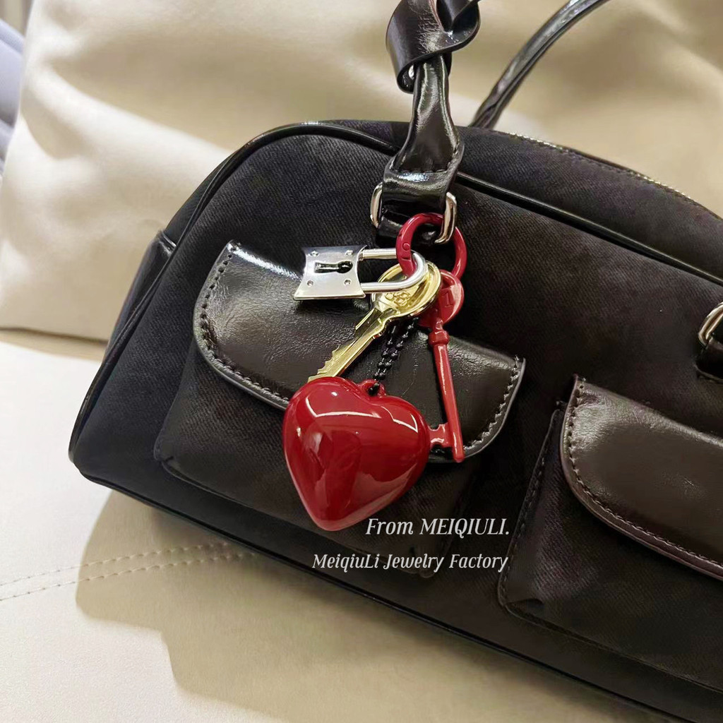 Red Love กระเป๋าใส่กุญแจจี้ High-End Alloy Lock Letter พวงกุญแจจี้