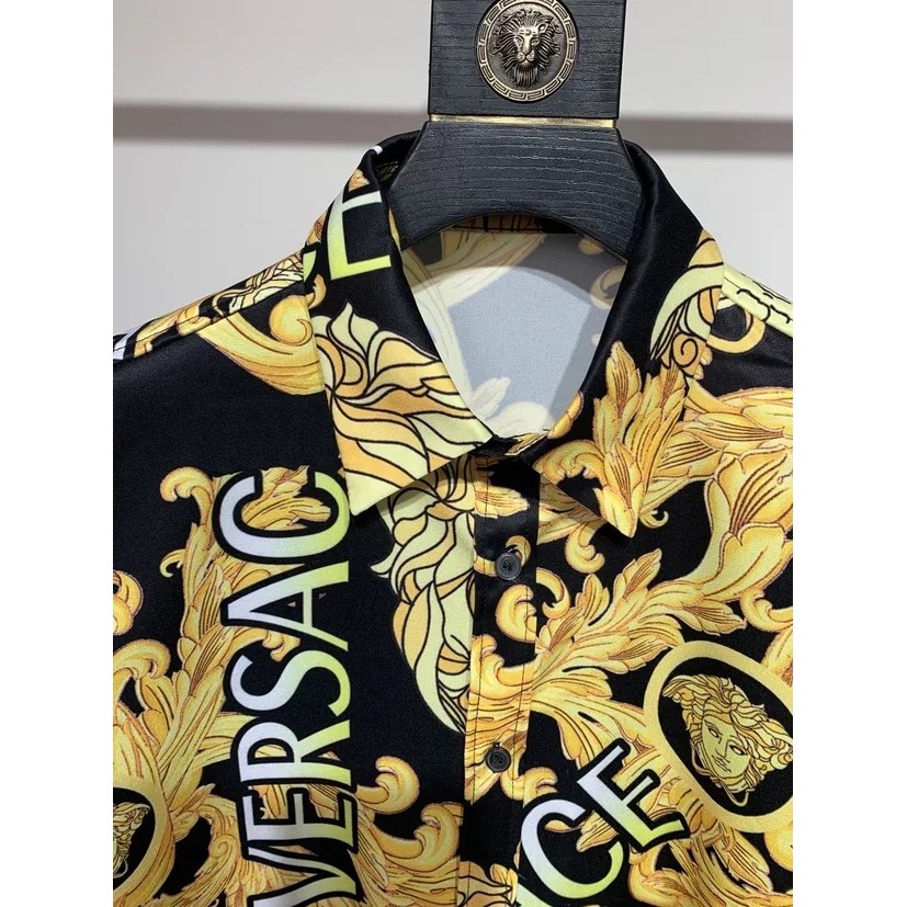 Versace32 เสื้อเชิ้ตแฟชั่นลําลองสําหรับบุรุษทรงสลิมฟิตพิมพ์ลาย..1