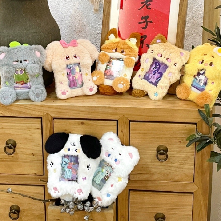 น่ารักกระต่ายตุ๊กตา3นิ้วผู้ถือบัตรภาพ เคป๊อป การ์ดขนาดเล็กแสดงแขวนไอดอลโปสการ์ดป้องกันกรณีบัตรกระเป๋ารวบรวมออแกไนเซอร์กระเป๋านักเรียนจี้