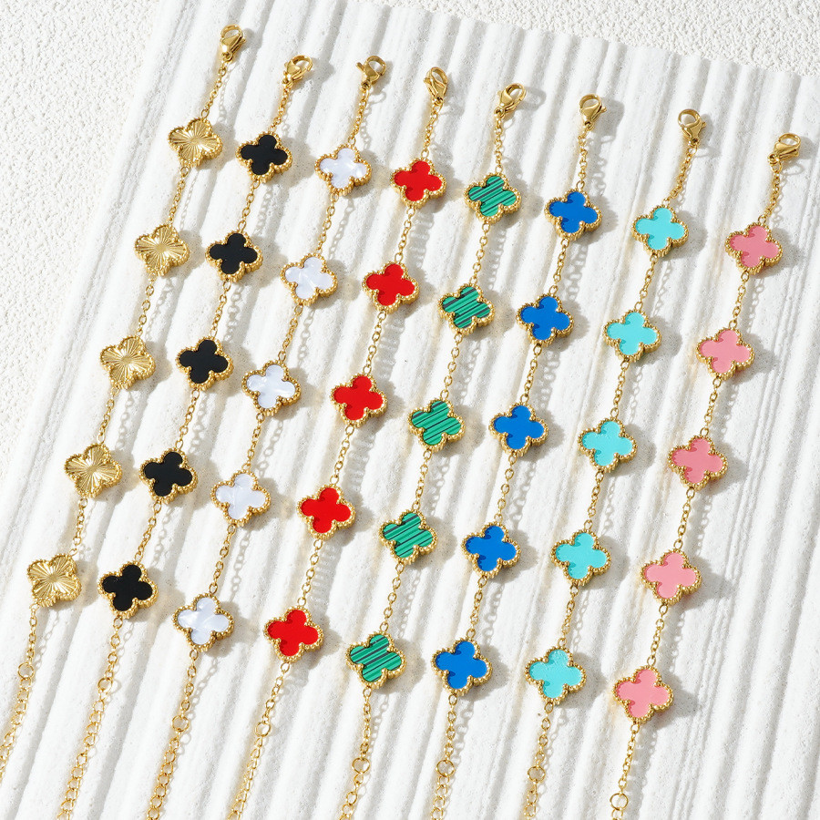คลาสสิก Lucky Four-Leaf Clover สร้อยข้อมือห้าดอกไม้เหล็กไทเทเนียมไฟฟ้าไม่ซีดจาง 13 มม.การออกแบบแฟชั่นทุกการแข่งขัน